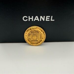 CHANEL vintage "31 Rue Cambon" brooch